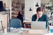 Mann im Büro vor Laptop mann-laptop-montagsblues